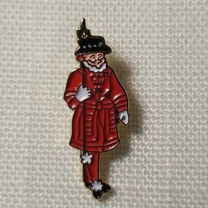 TOYE Enamel BEEFEATER Yeoman Warder Tower Of London Guard PIN BADGE lapel hat